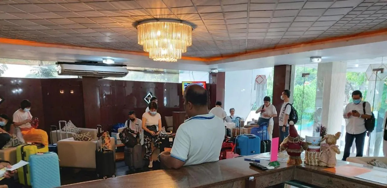 Good Wood Airport Hotel Катунаяка